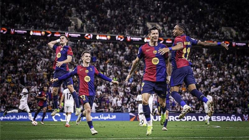 احتفالات لافتة لبرشلونة... نظارة يامال
ولفتة رافينيا ومزحة كوندي