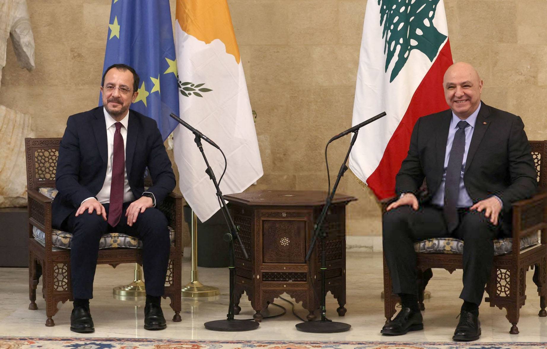 تسونامي شعبي «عابر للطوائف» يدعم خطاب القسم
معركة رئاسة الحكومة تشتعل... وتواصل سعودي مع حزب الله
7 شهداء بغارة على طيردبا وخروقات متزايدة
