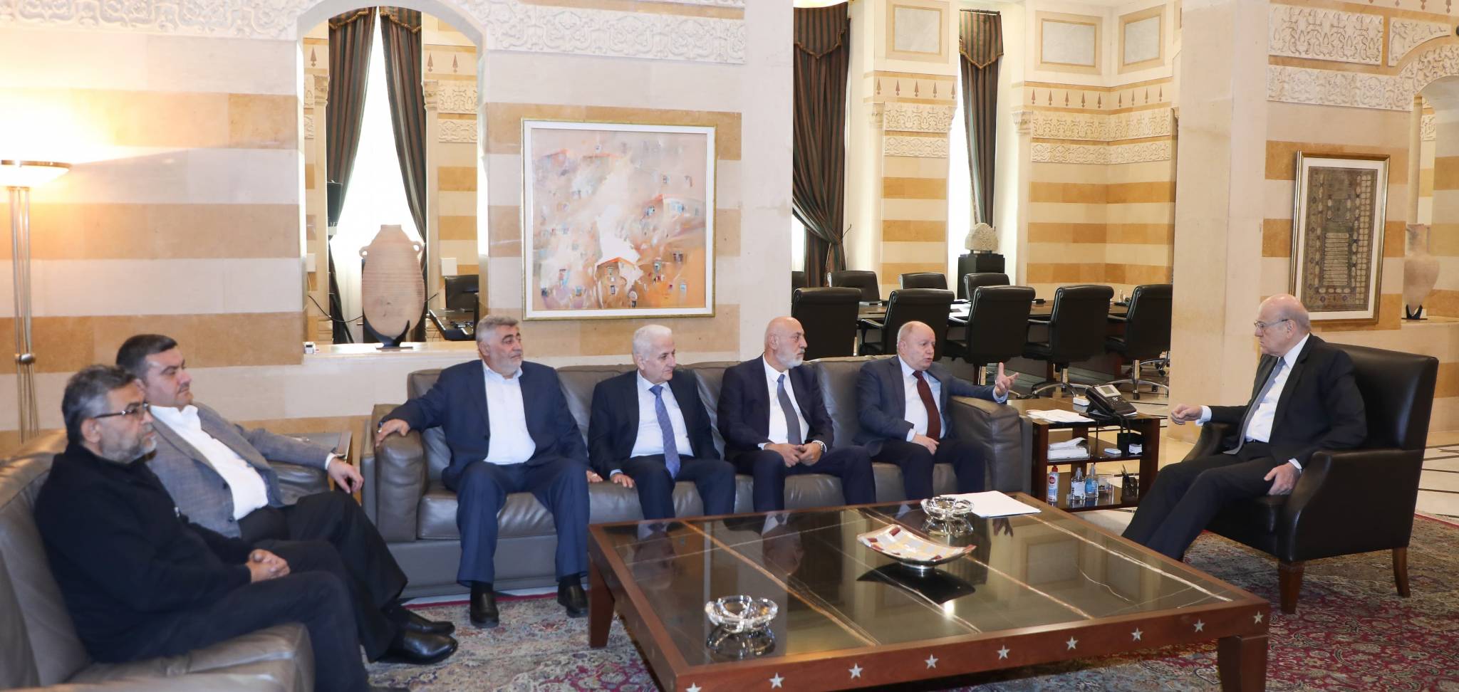 الأسمر يذكّر من السراي بالزيادات المفترَضة

على رواتب القطاعَين العام والخاص
