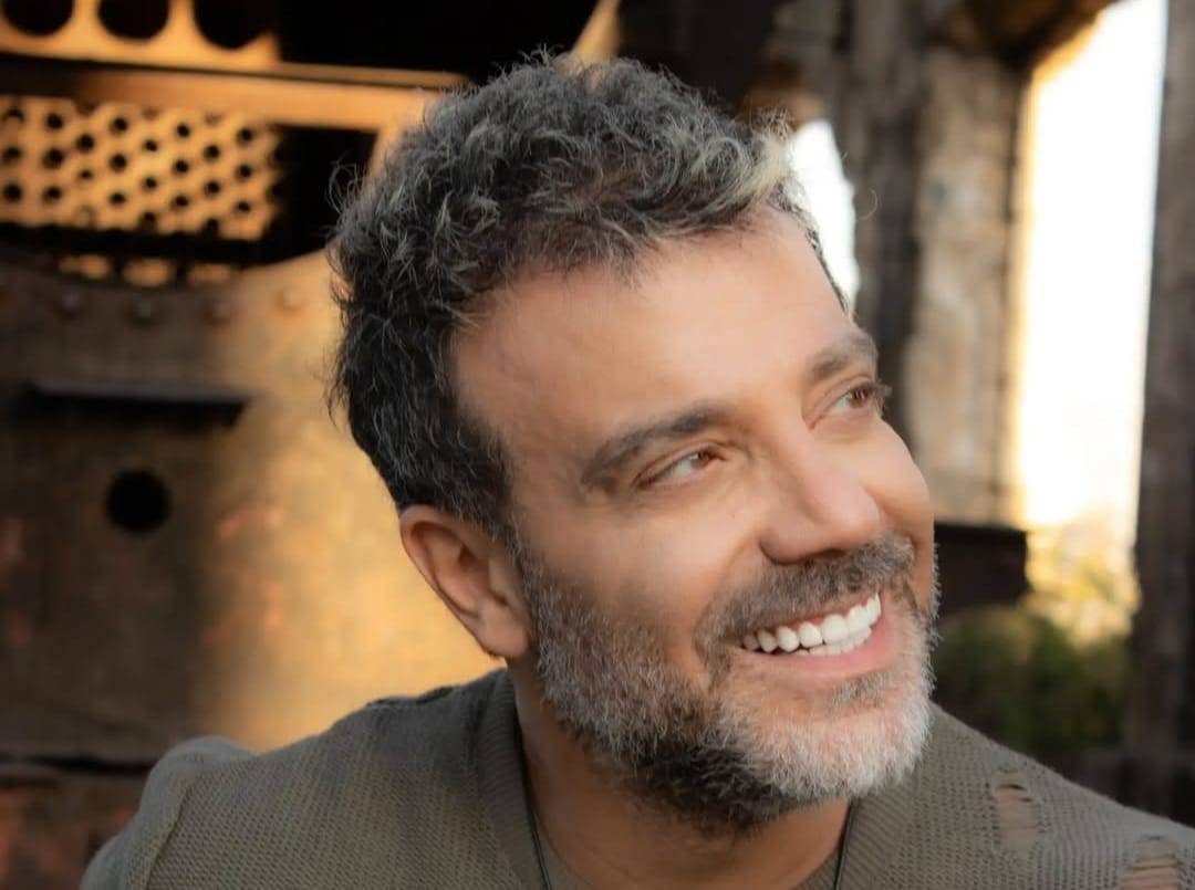جو أشقر يتألق بـ“حملنا الورد”