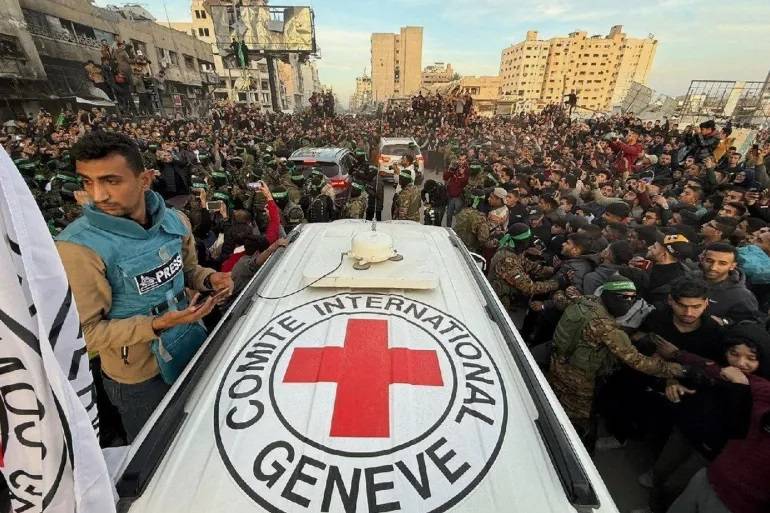 حماس تفرج عن 3 أسيرات "إسرائيليات"... والاحتلال يتحضر لإطلاق سراح 90 أسيراً فلسطينياً