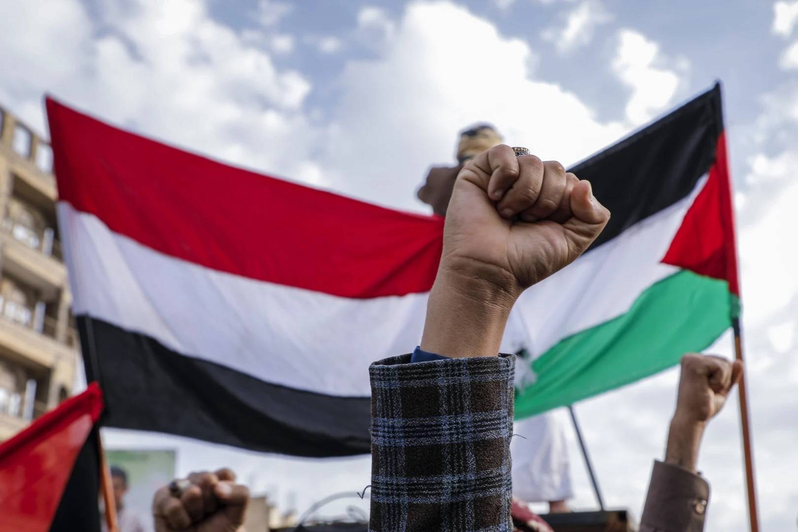 "نحن مثالٌ حيٌ على الاضطراب السياسي الأميركي"... ترامب يعيد تصنيف أنصار الله في قائمة "الإرهاب"