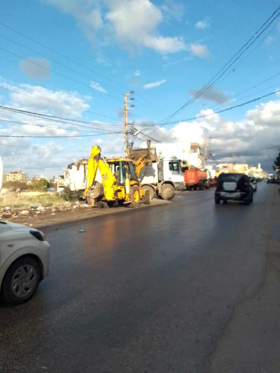 بلدية برج العرب العكارية تنفذ حملة لإزالة النفايات المتراكمة على الأوتوستراد