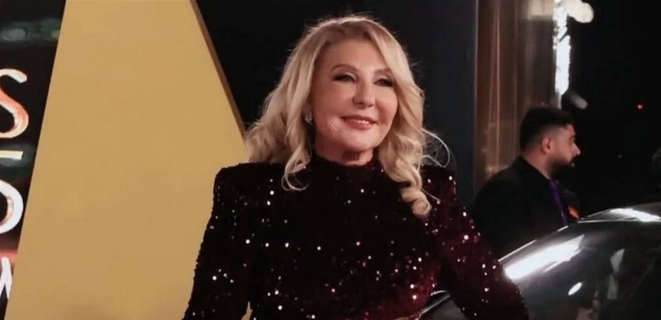 بعدما ظهرت بفستان مكشوف لا يُناسب عمرها.. نجمة مصرية شهيرة تقصف جبهة ناديا الجندي!