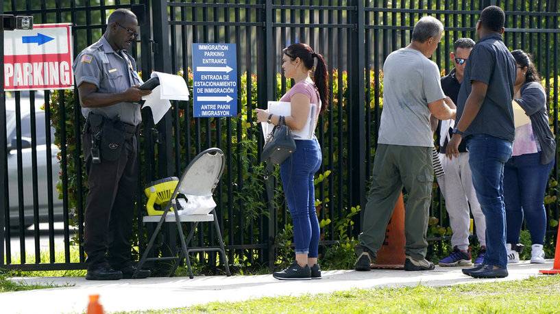 ترامب يواصل ترحيل المهاجرين