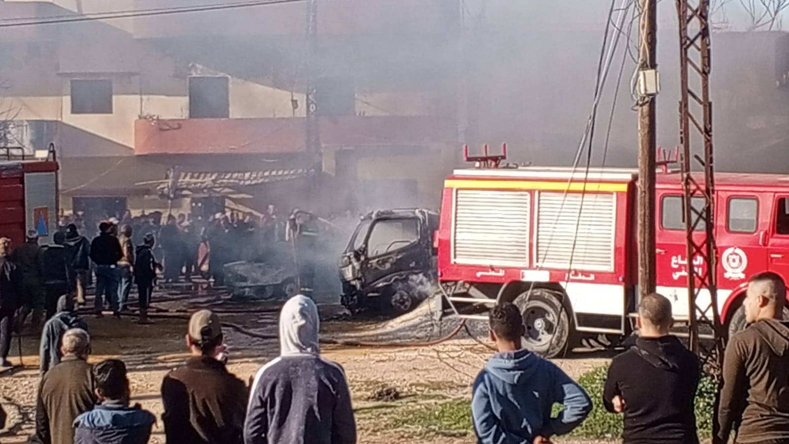 حريق هائل في مستودع مهربات بالعريضة يشعل سماء المنطقة بالدخان الأسود