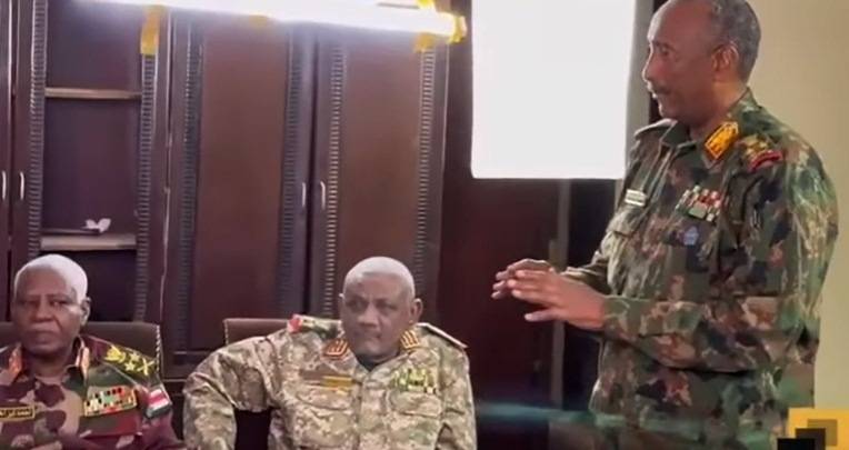 البرهان يتفقد مقرّ القيادة العامة بالخرطوم ويتعهد بالقضاء على "الدعم السريع:"
لا تفاوض ولا صلح ولن نقبل بالذين وقفوا مع التمرّد