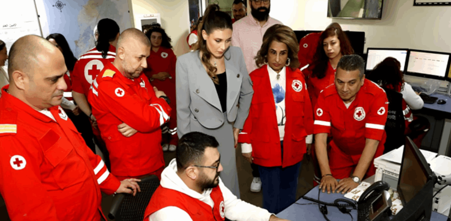 أثنت على جهوده.. ملكة جمال لبنان زارت المركز الرئيسي للصليب الأحمر