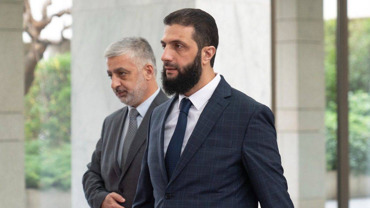 في أول زيارة خارجية له منذ إسقاط الأسد... الشرع إلى السعودية اليوم للقاء بن سلمان