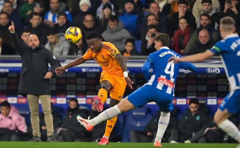 أنشيلوتي يرفض الاستسلام في الليغا وريال مدريد يفتح النار على التحكيم