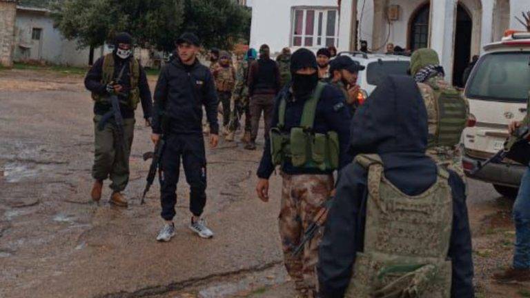 ميقاتي بحث مع الشرع إعادة لبنانيي القرى الثلاثين الى داخل سورية
أوساط عشائريّة: ما يجري في حاويك وأخواتها له بعد أمني وطائفي ويجب وقفه!
