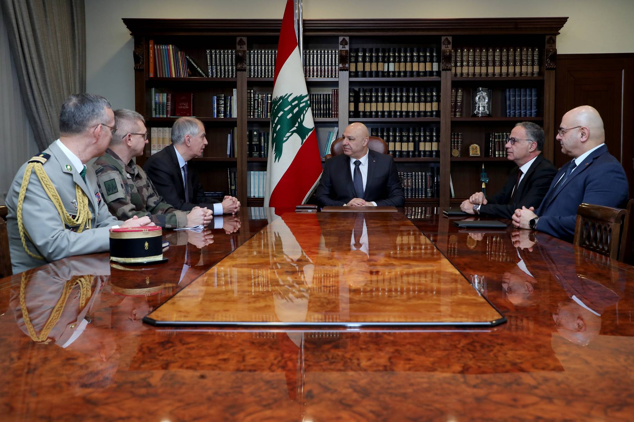 تسلّم أوراق اعتماد ثلاثة عشر سفيراً جديداً
عون بحث مع ميقاتي التطوّرات في الجنوب
وطلب من ماغرو الضغط على "إسرائيل" لوقف انتهاكاتها