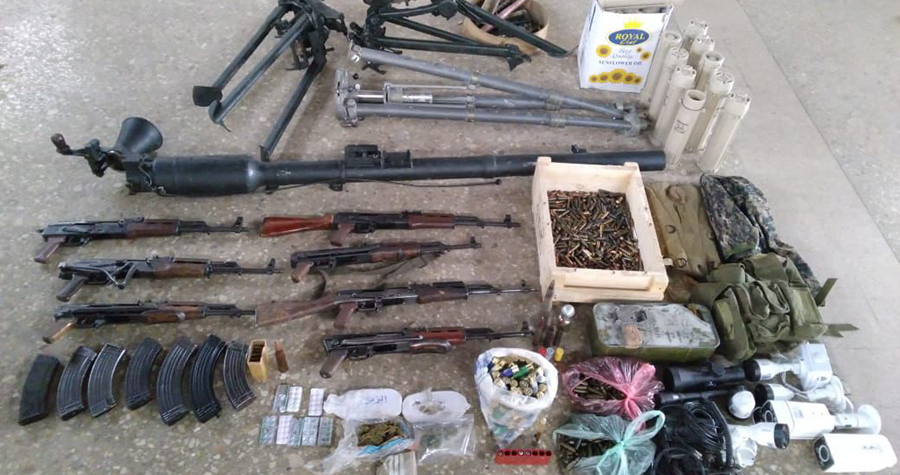 الجيش دهم منازل مطلوبين
وأوقف 3 أشخاص في مناطق مختلفة