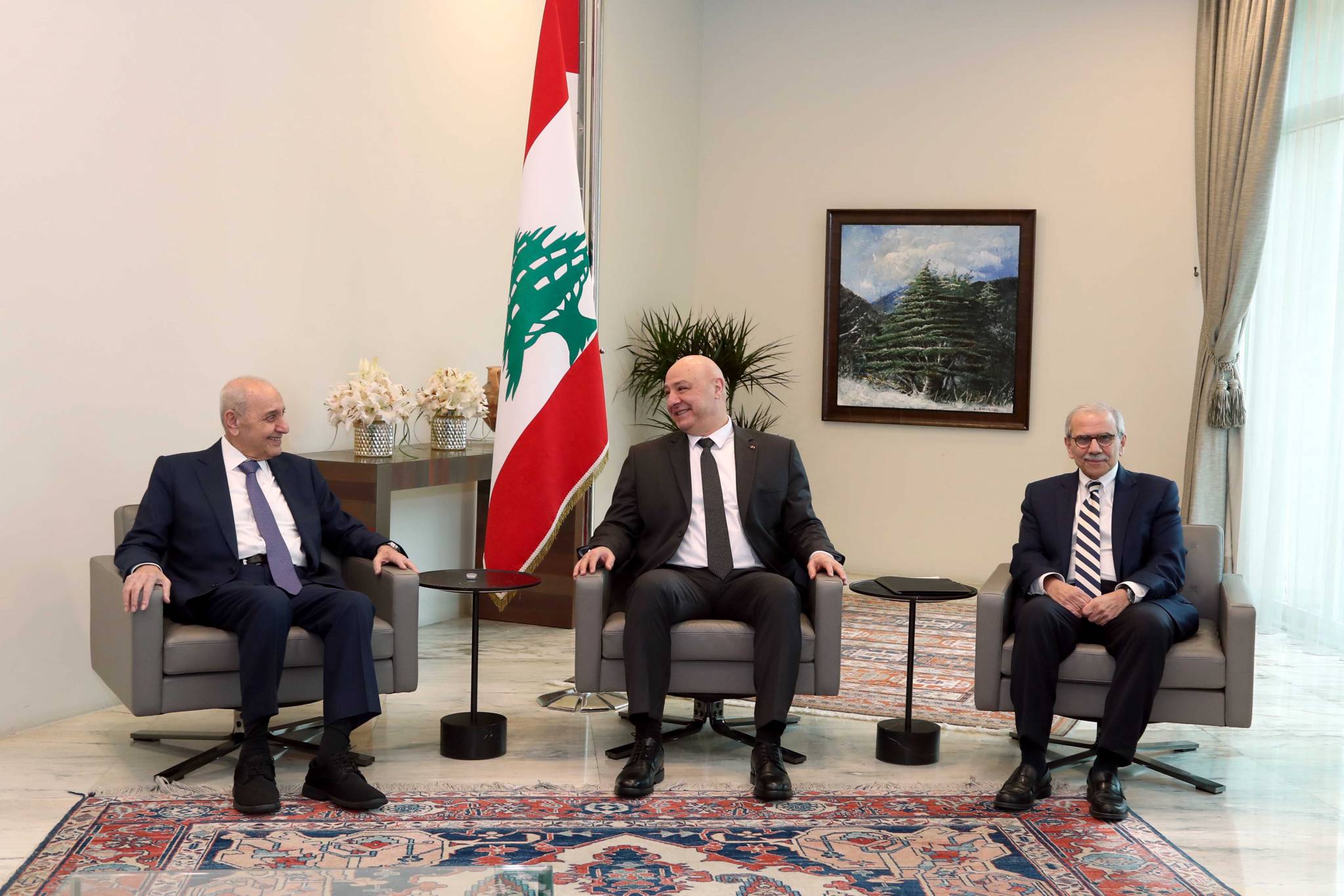 لقاء ثلاثي في بعبدا بحث في تشكيل الحكومة واتفاق على مواصلة المشاورات
عون: لتطبيق القرار 1701 وانسحاب القوات "الإسرائيليّة" وإطلاق الأسرى
