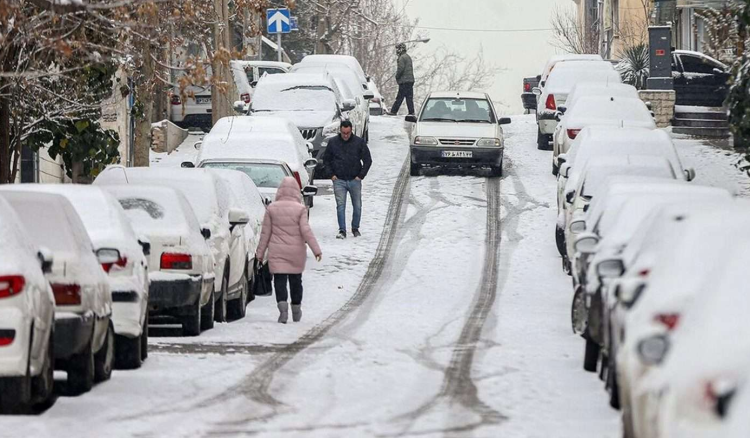 إيران أغلقت المدارس والإدارات الحكومية وسط موجة برد قاسية