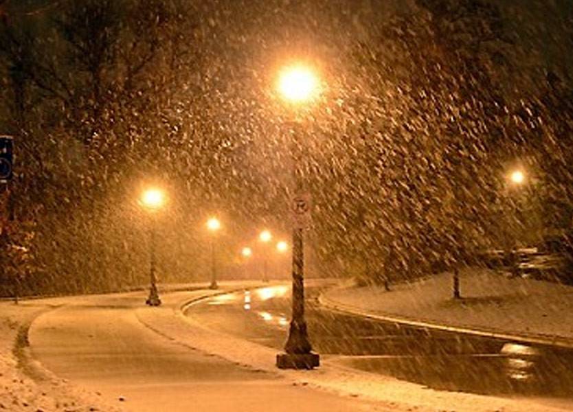 تساقط الثلوج فوق مرتفعات الضنية.. والجليد غطى الطرقات