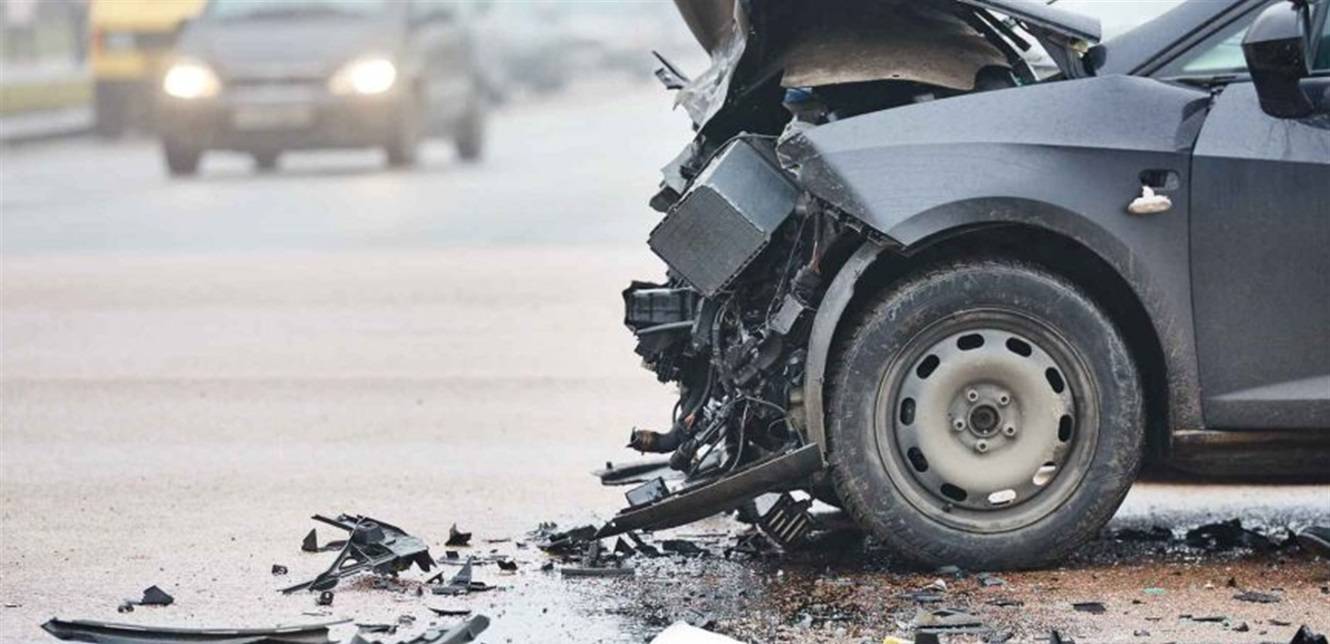 انقلبت السيارة فجأة وتهشمت بالكامل.. فنان شهير يتعرّض لحادث سير مروع