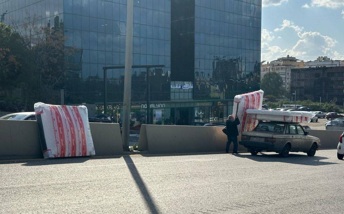 يازا تحذر: فرشات تتطاير على طريق الحازمية بسبب حمولة مخالفة لقانون السير