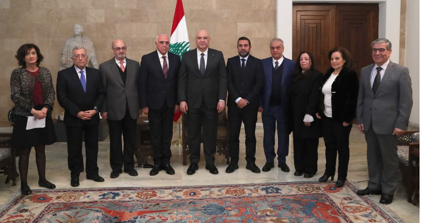ترأس اجتماعاً حول تطورات المطار... والتقى وفداً من نقابة المحررين
عون: متخوّفون من عدم الانسحاب "الإسرائيلي" الكامل... والردّ بموقف وطني جامع
التحقيقات جارية مع موقوفين لكشف ملابسات الاعتداء على عناصر "اليونيفيل"