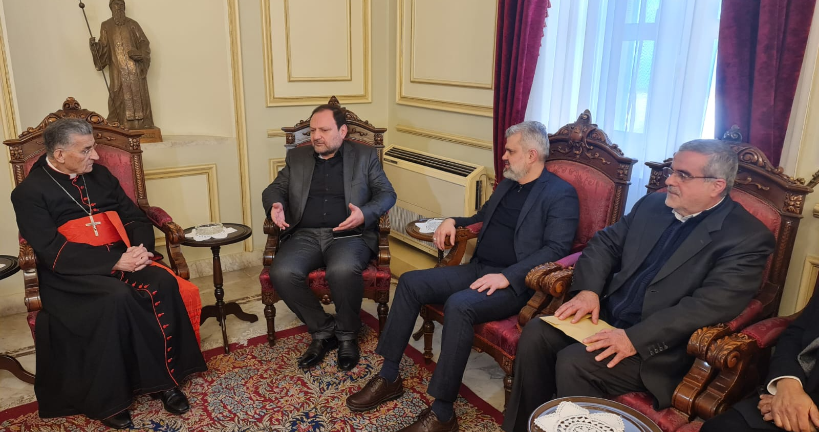 حزب الله في بكركي بعد 6 أشهر من آخر لقاء...وتأكيد على التواصل المستمرّ
الوفد دعا الراعي الى "التشييع"...والبطريرك عزى بتأثر لخسارة نصرالله الوطنيّة