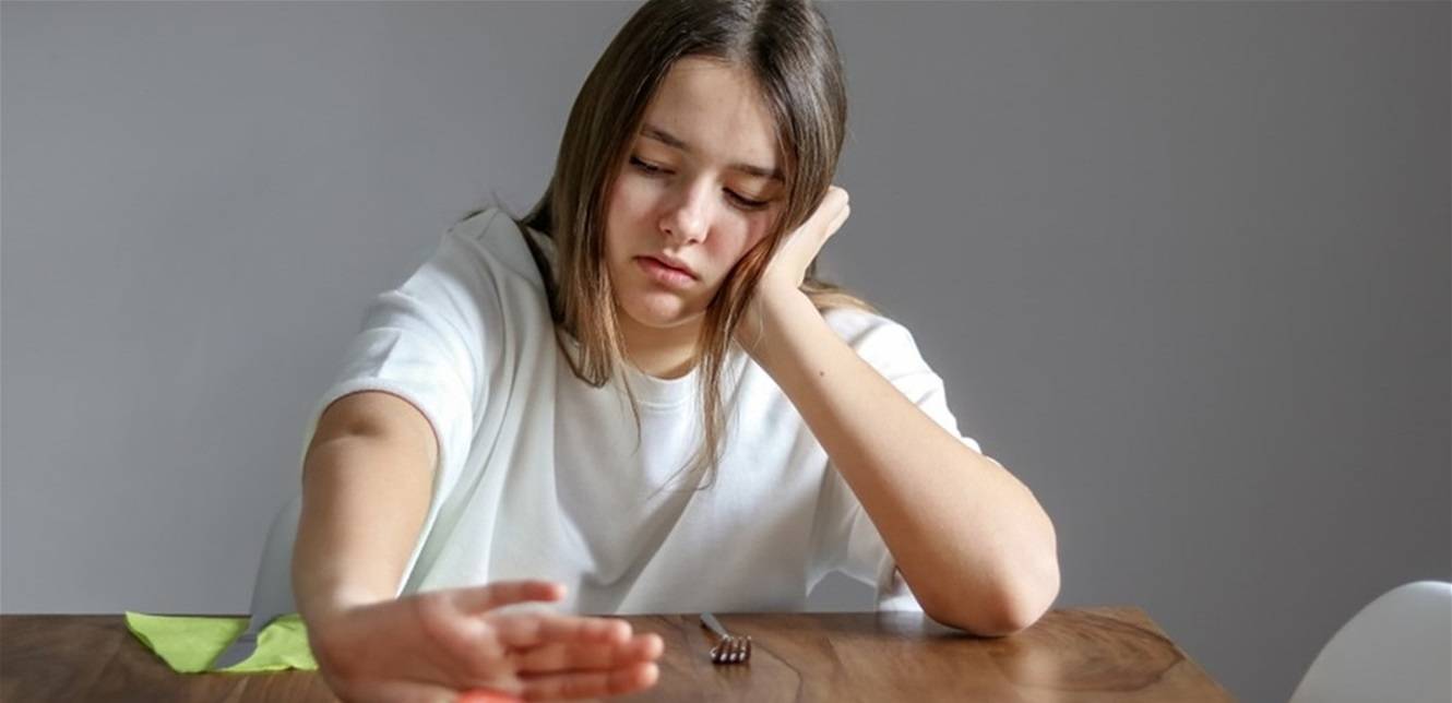 ما تأثير الساعة البيولوجية على عادات الأكل لدى المراهقين؟