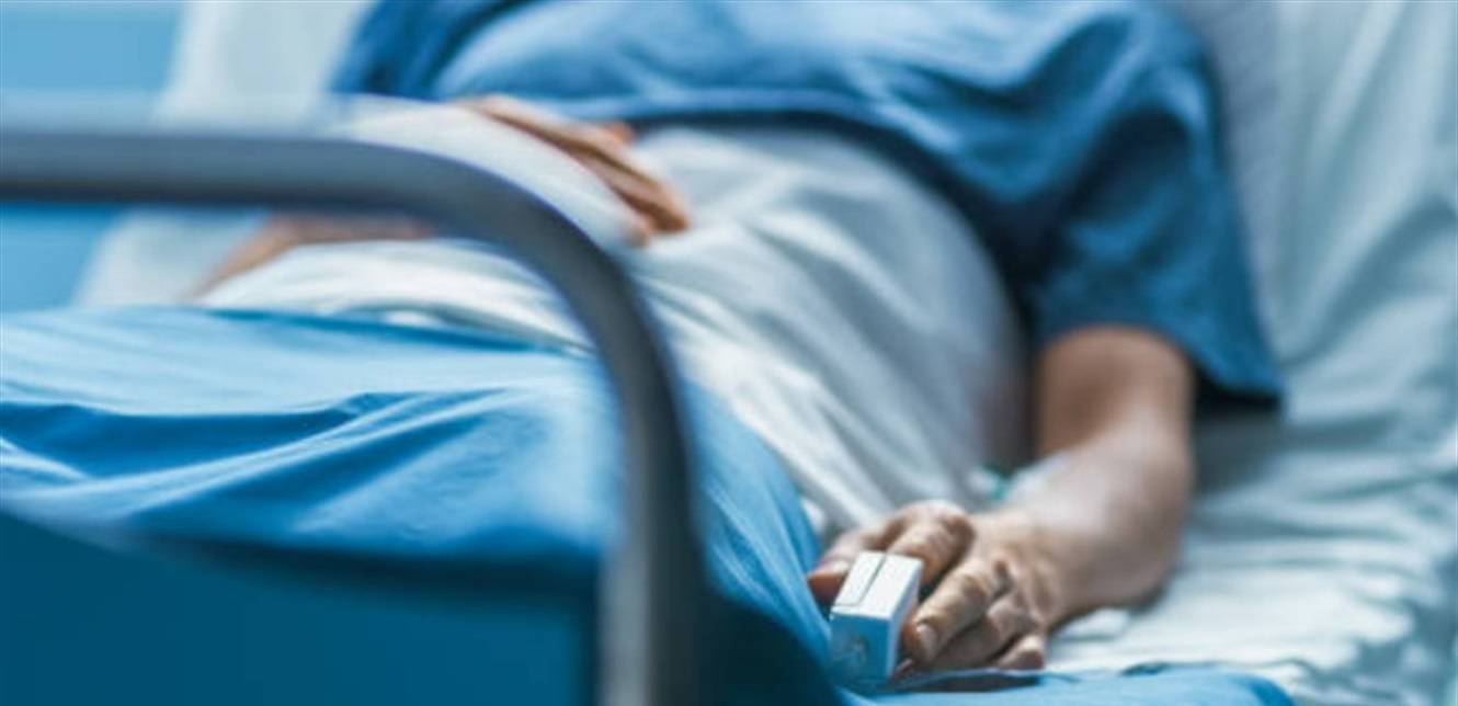 فنان شهير يتعرّض لأزمة صحية مفاجئة.. وإلغاء حفلاته