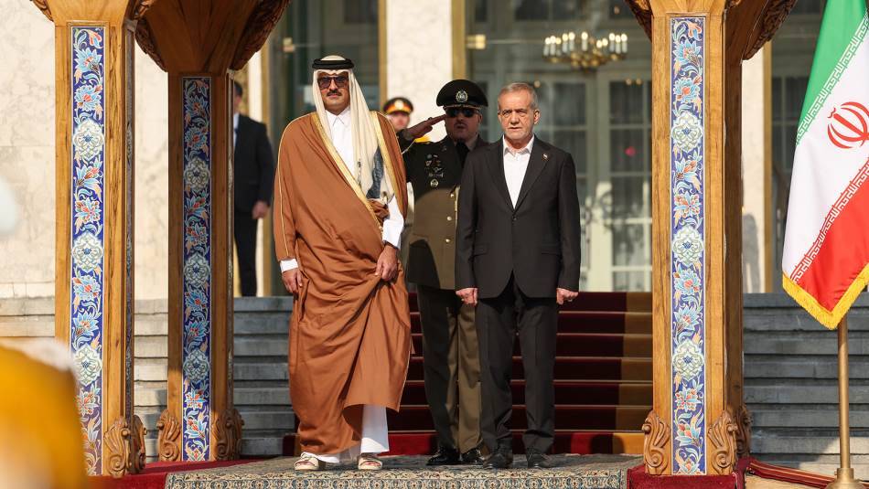 أمير قطر من طهران: الحوار البناء هو الحل الأمثل لحل النزاعات... وبزشكيان: دول المنطقة بإمكانها أن تعمل على تحقيق الاستقرار
