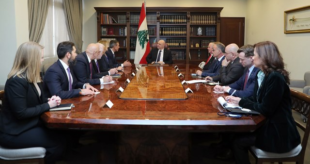 ترأس اجتماعاً أمنياً لمواكبة التشييع... وتسلّم رسالة من السيسي للمشاركة في القمّة العربيّة
عون: على أميركا الضغط على "إسرائيل" من أجل استكمال انسحابها من النقاط الخمس
عيسى: التطبيق الكامل للـ1701 سيحصل ونتوقّع ان تتابع المساعدات الى الجيش اللبناني