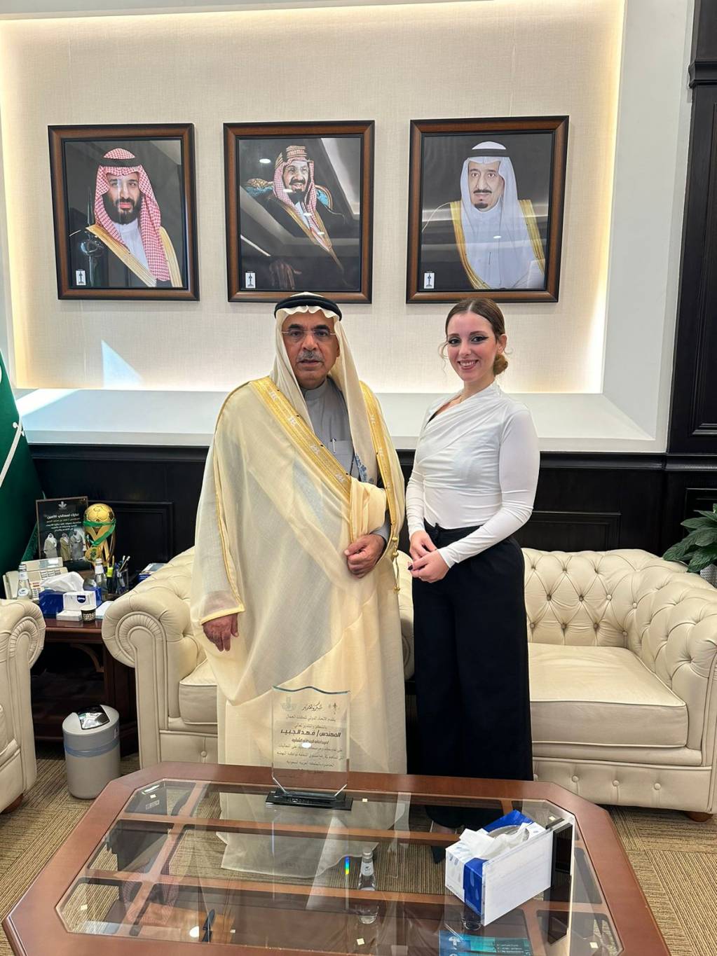 الاتحاد الدولي لملكات الجمال يكرم امين المنطقة الشرقية في السعودية