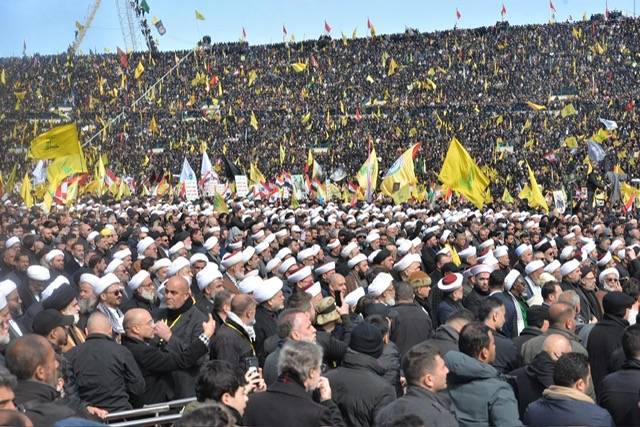طوفان بشري شارك في مراسم التشييع