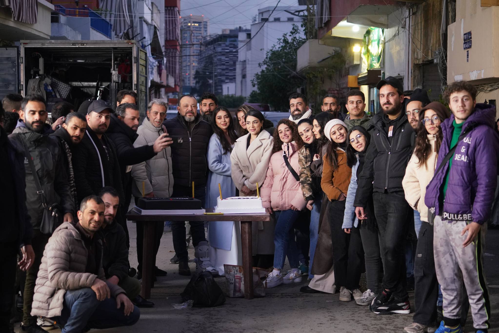 صنّاع "سكرة الحب" يحتفلون بانتهاء التصوير في بيروت
