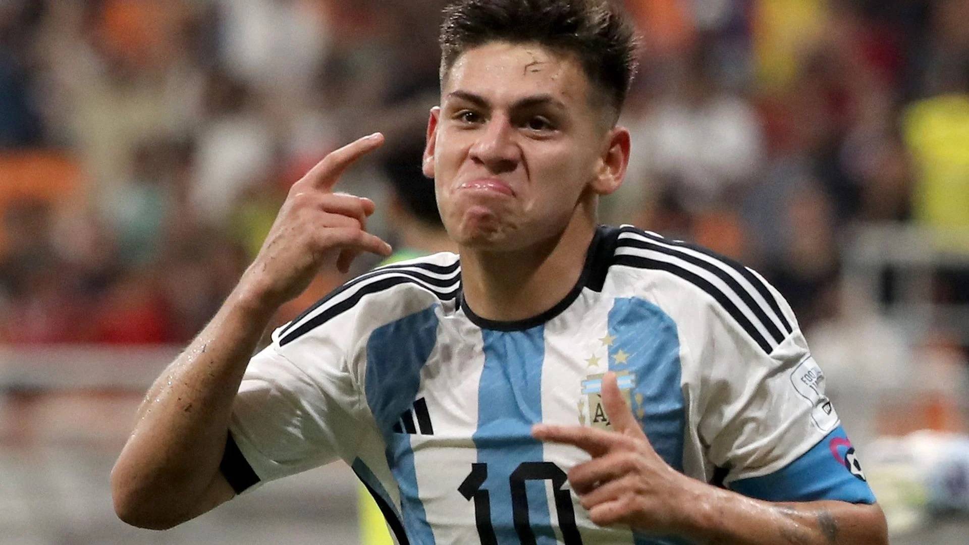 كلاوديو إتشيفيري... غوارديولا يضم ميسي الجديد إلى مانشستر سيتي