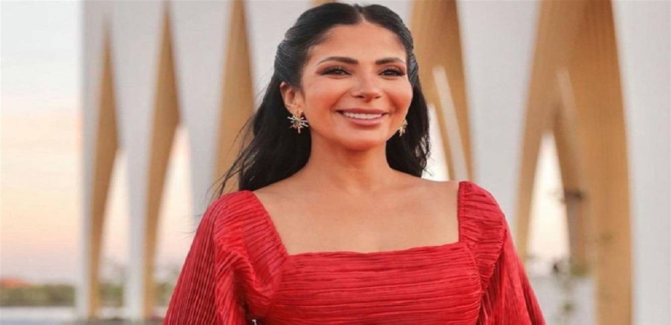 شعرت بضربات قلب سريعة.. منى زكي تكشف سبب توترها في الشارع