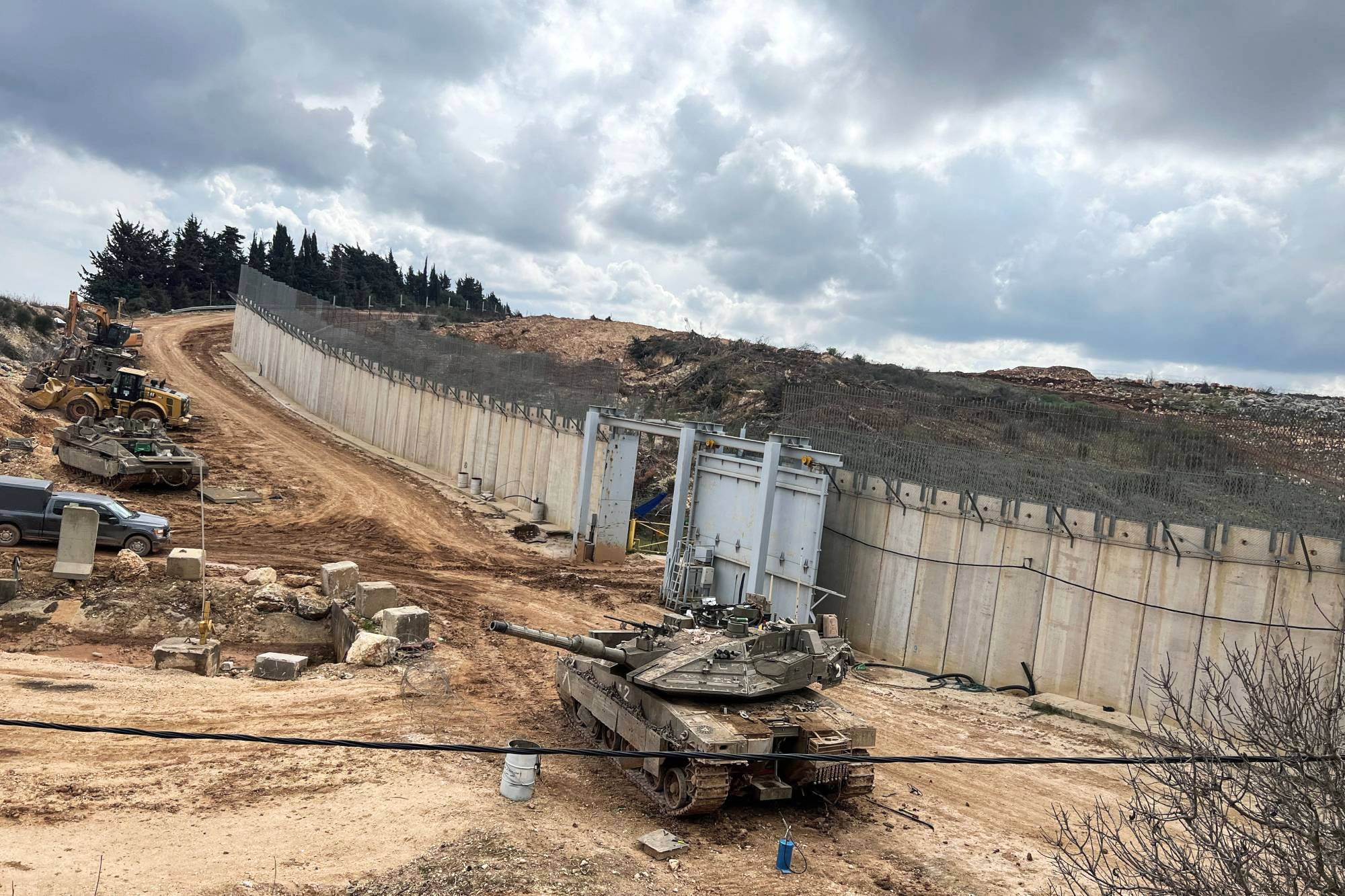 المنطقة العازلة تمهيد للتقسيم وجنبلاط يحذّر من الفوضى
الحكومة أمام اختبار إعادة الإعمار بلا ابتزاز