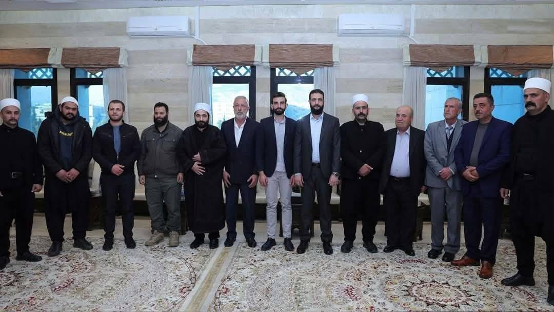 لهذا السبب تمّ إنزال العلم السوري عن مركز محافظة السويداء؟