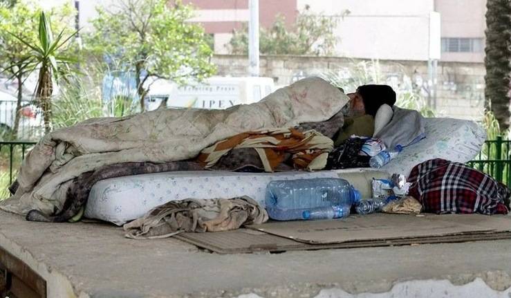 على أمل أن تستيقظ الدولة من غفوتها... أيّها المسؤول تخيّل أن الرصيف فراشكَ