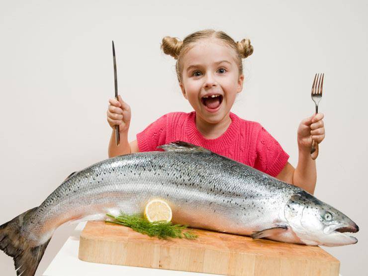 فوائد السمك للأطفال: لماذا يعتبر السمك غذاءً مثالياً لنمو الأطفال وصحتهم؟