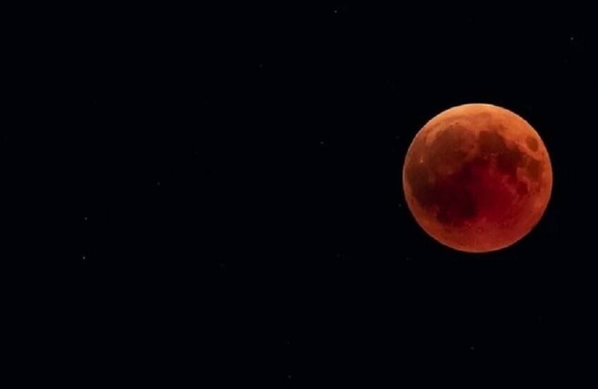 القمر يتحول إلى اللون الأحمر