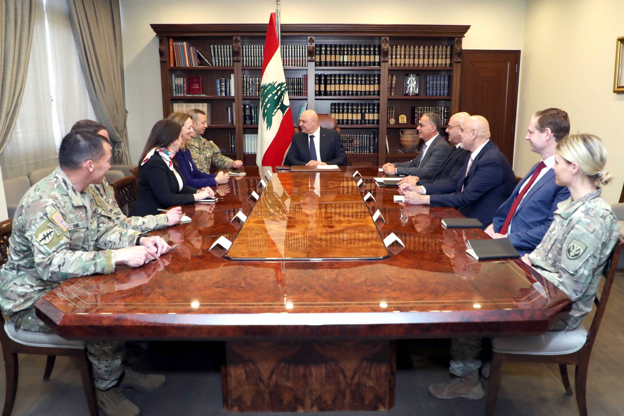 دعا للإسراع في التشكيلات القضائيّة... وتسلّم أوراق اعتماد 7 سفراء جدد
عون بحث مع سلام الأوضاع العامة والتطوّرات في الجنوب
وطالب جيفرز بالضغط على "إسرائيل" للإنسحاب من التلال الخمس