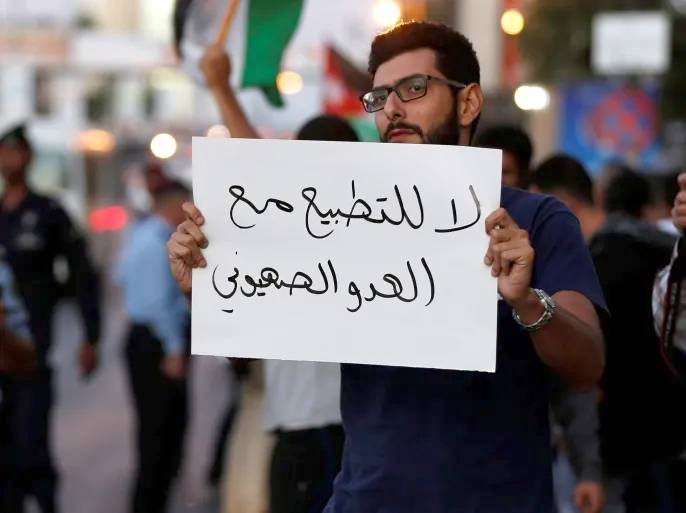 ضغوط التطبيع بالعصا والجزرة