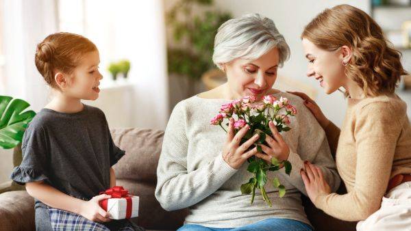 الأم رمز التضحية والعطاء