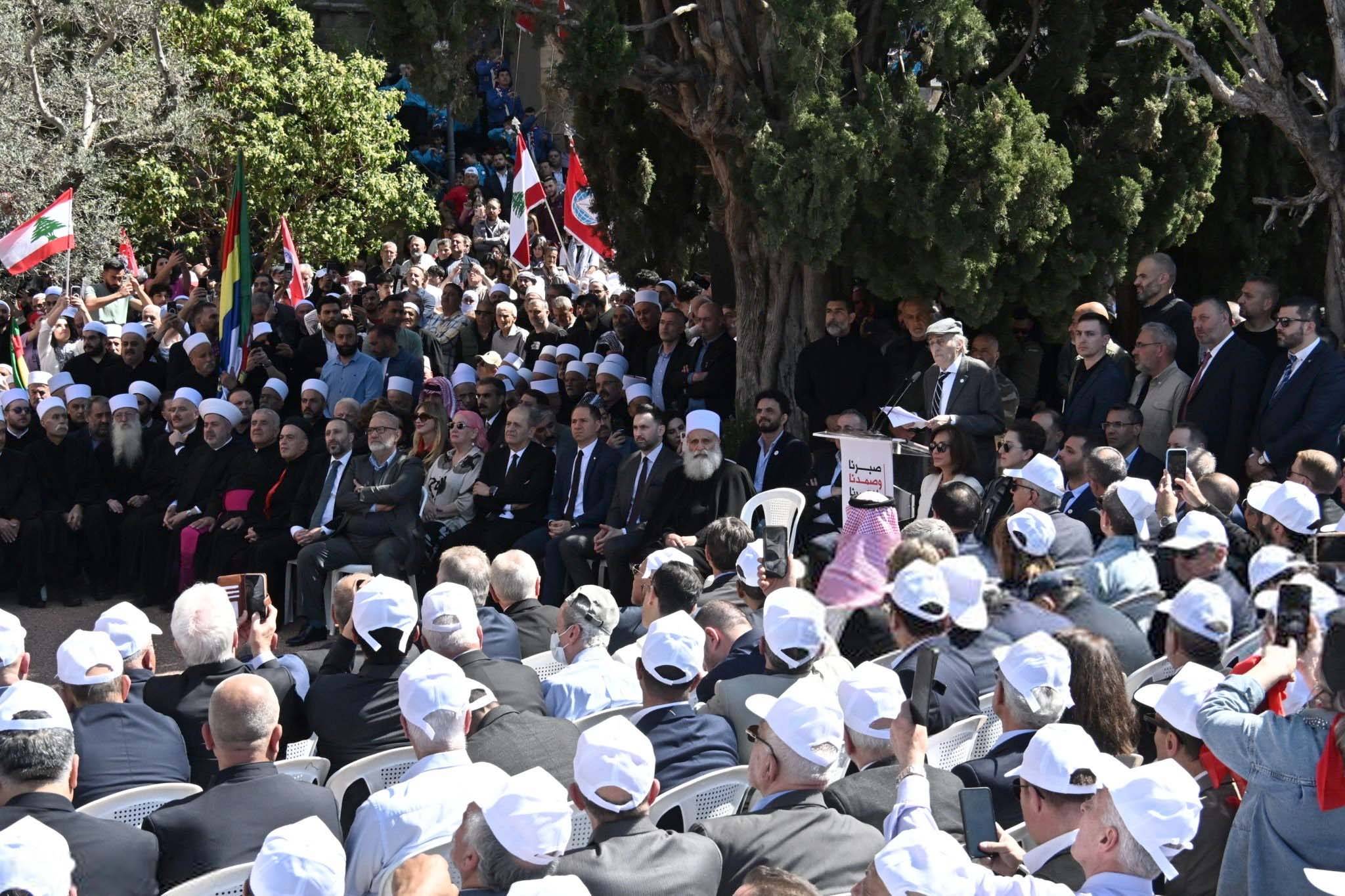 جنبلاط للدروز: حافظوا على هويّتكم العربيّة
عمليّة تعيين حاكم للمصرف المركزي عل نارٍ حامية
حزب الله يجزم: لبنان لن يُطبّع مع «إسرائيل» لا الآن ولا في المستقبل