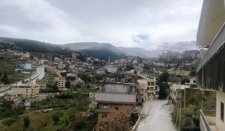 الثلوج تغطي مرتفعات الضنية وتقطع الطرقات الجبلية