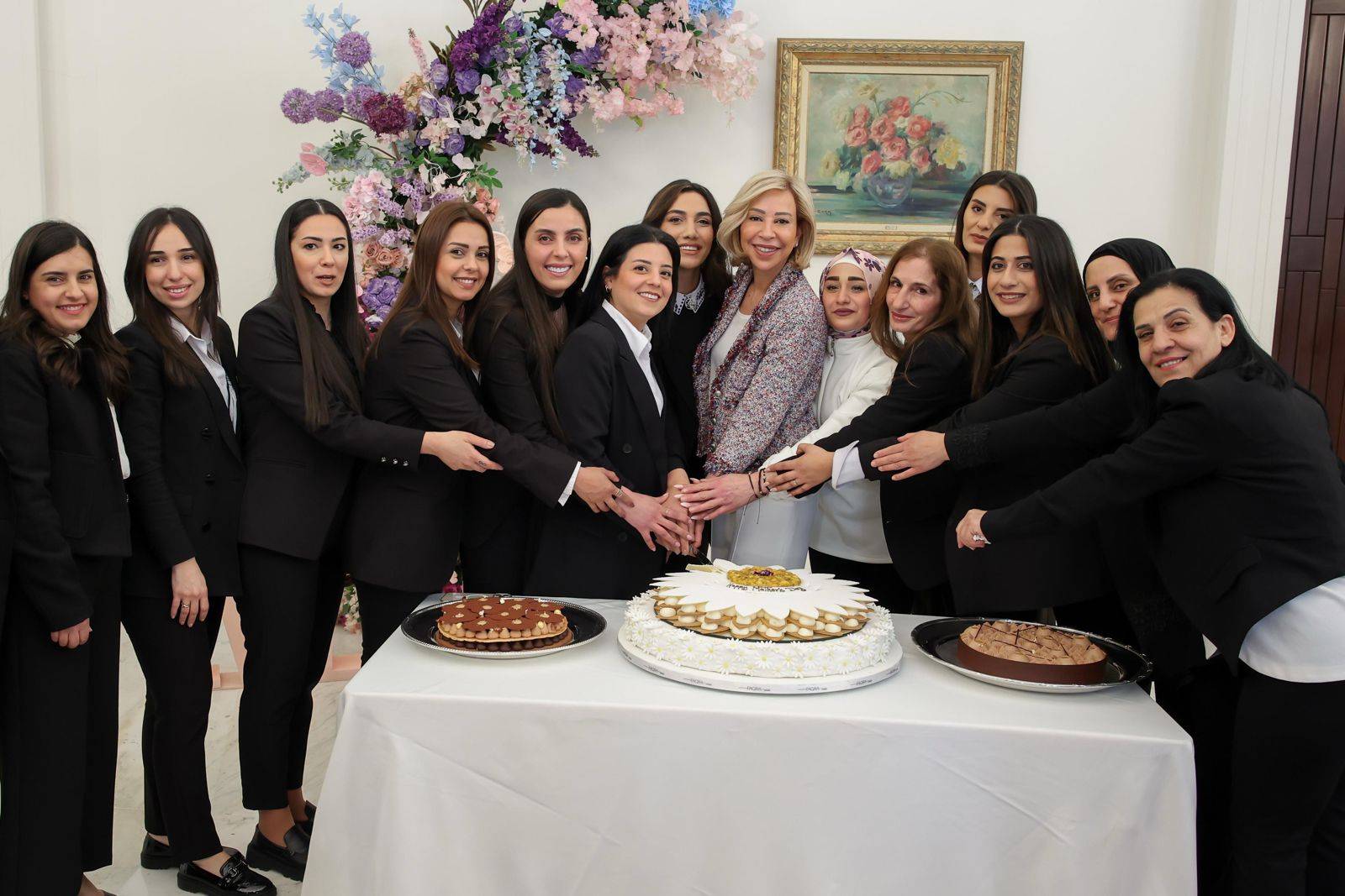 احتفلت بعيد الأم مع الموظفات الأمهات في القصر الجمهوري
اللبنانيّة الأولى: نقدّر عطاءكن المزدوج وانتقالكن من دور الأم
الحنون في المنزل الى دور الموظفة في العمل بكلّ مهارة واقتدار