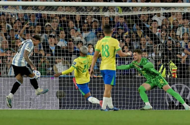 الأرجنتين تعاقب البرازيل وتتأهل الى نهائيات كأس العالم