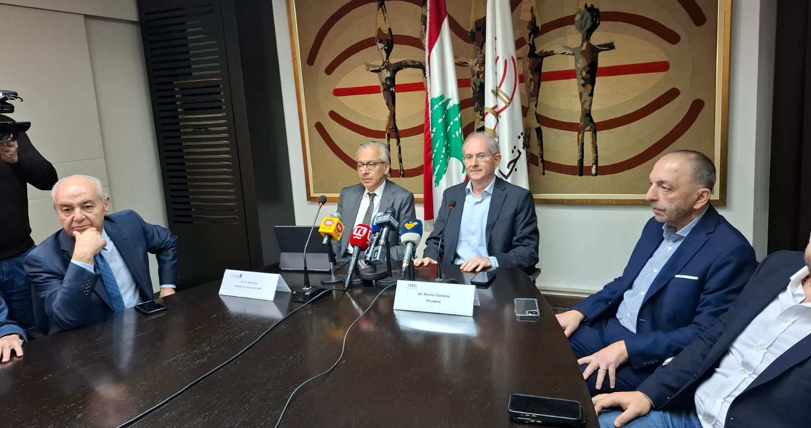 البساط أمام جمعية تجار بيروت: أولويّتي العمل لاستعادة النمو والازدهار

شماس: مكانتكم الدولية تخوّلكم لعب دور محوري في الحكومة