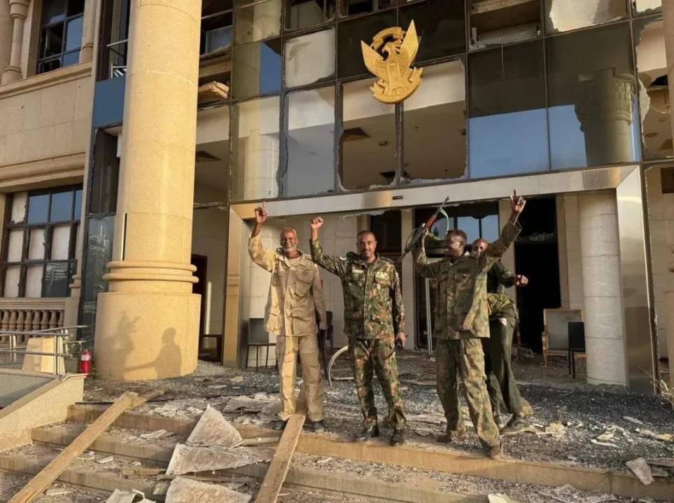 بعد معارك عنيفة... الجيش السوداني يدخل القصر الرئاسي في الخرطوم  لأول مرة منذ عامين!