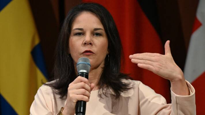 رويترز عن وزيرة الخارجية الألمانية: أوكرانيا مستعدة لوقف فوري لإطلاق النار
