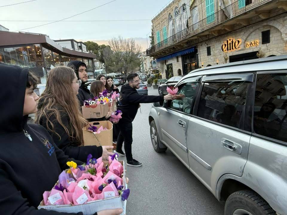 حواجز محبة لحركة شباب الشرق تعبيراً عن تقديرهم للأم في عيدها