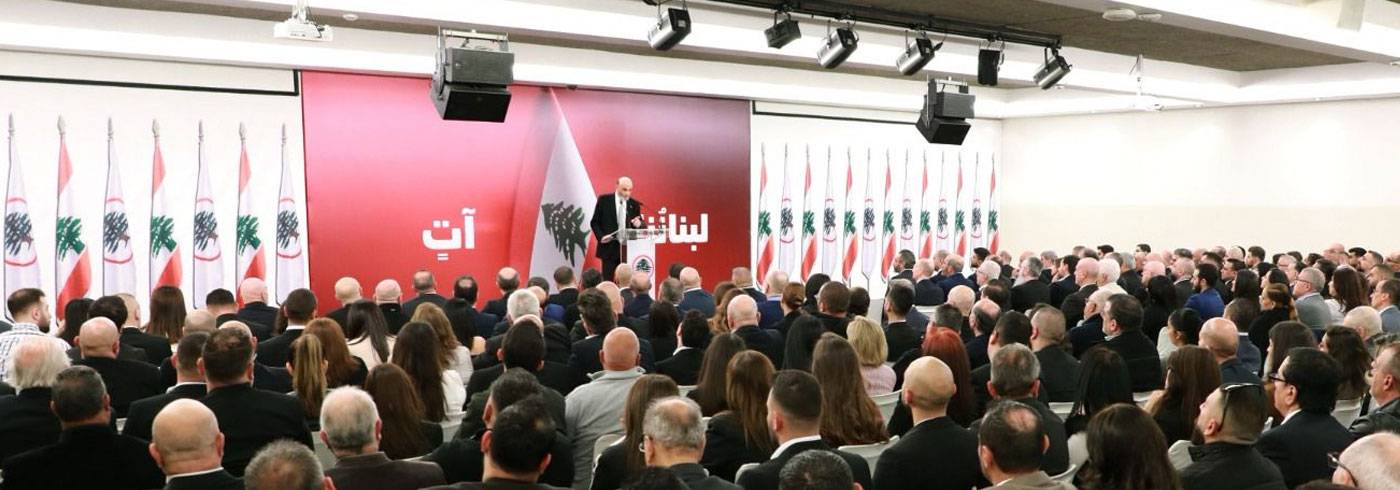 جعجع خلال توزيع بطاقات على المنتسبين الجدد:
"القوات" ليست مُجرّد حزب بل تاريخ بحدّ ذاته